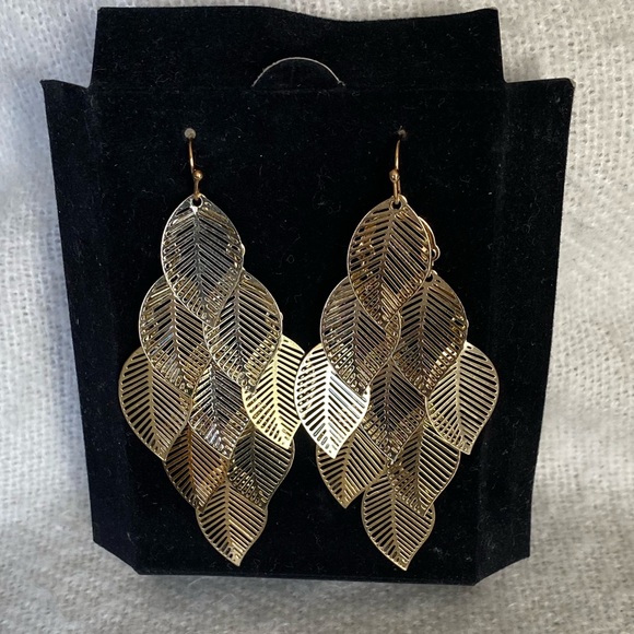 ✨NWOT✨ Avon Gold “Leaf” Dangle Earrings✨ - Picture 3 of 7